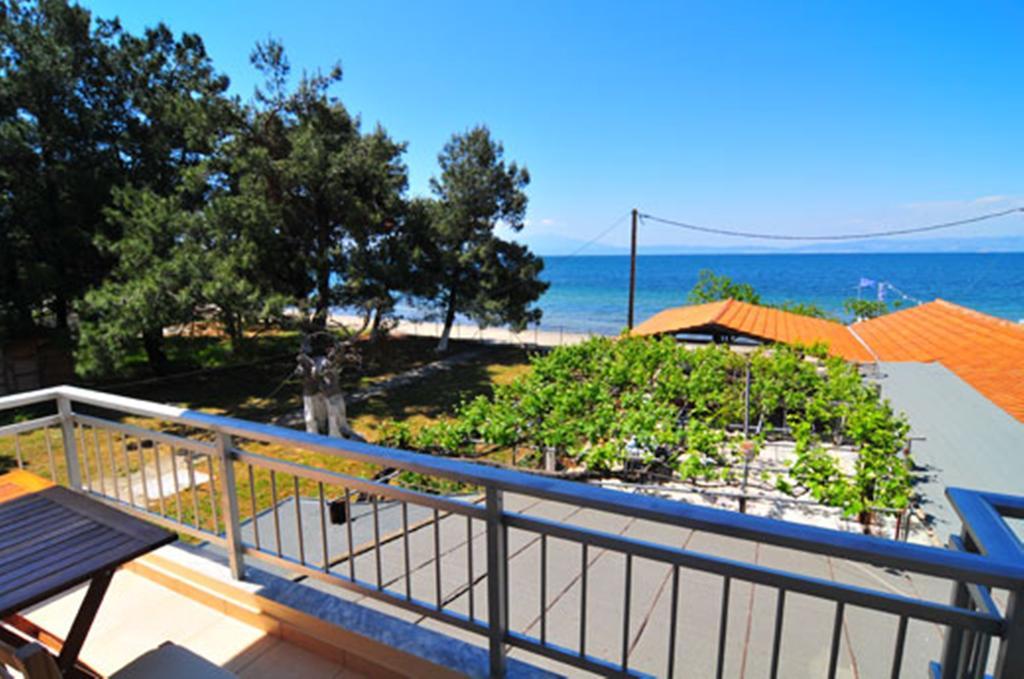 Sikoudis Gorgona Beach Скала-Рахониу Номер фото